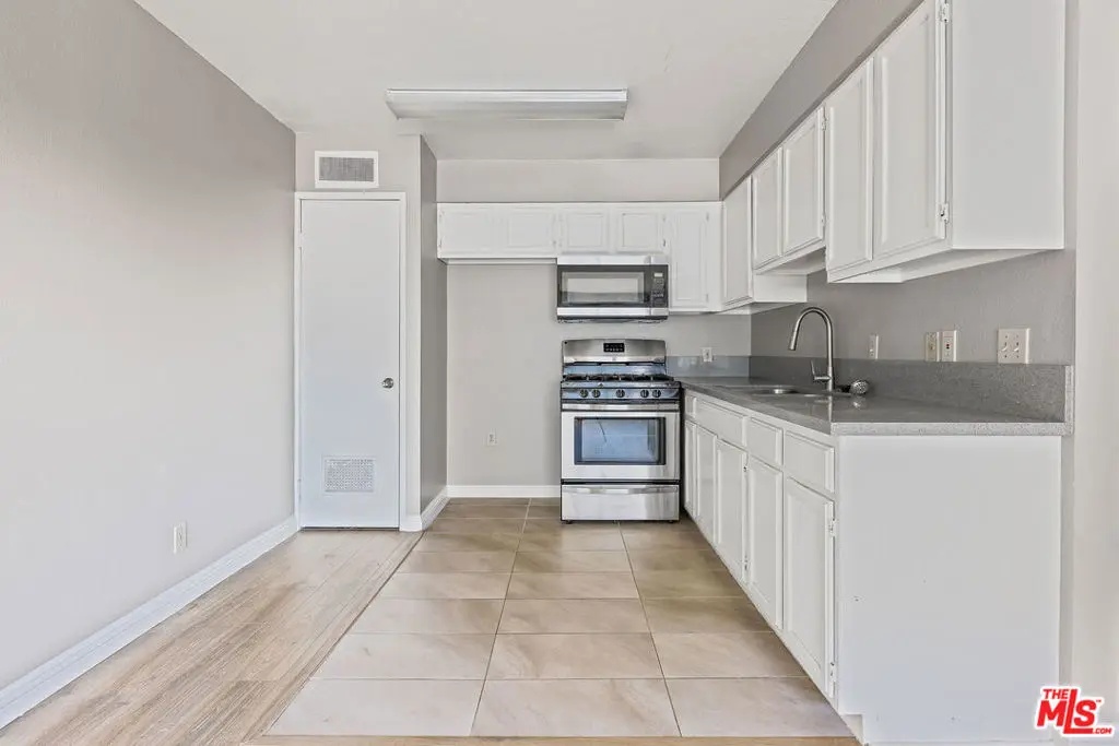 Condominium for rent at 820 S St Andrews Place 303, Los Angeles, CA featuring 1 bed and 1 bath