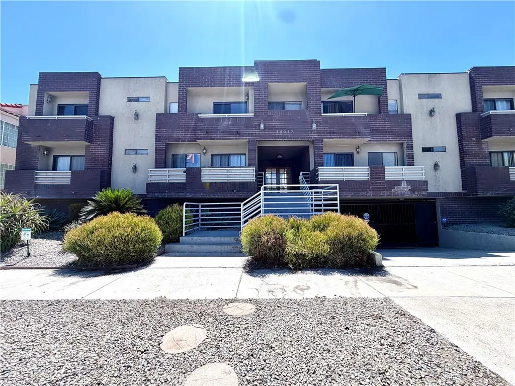 Apartment for rent at 13512 Moorpark 202, Los Angeles, CA featuring 2 beds and 2 baths