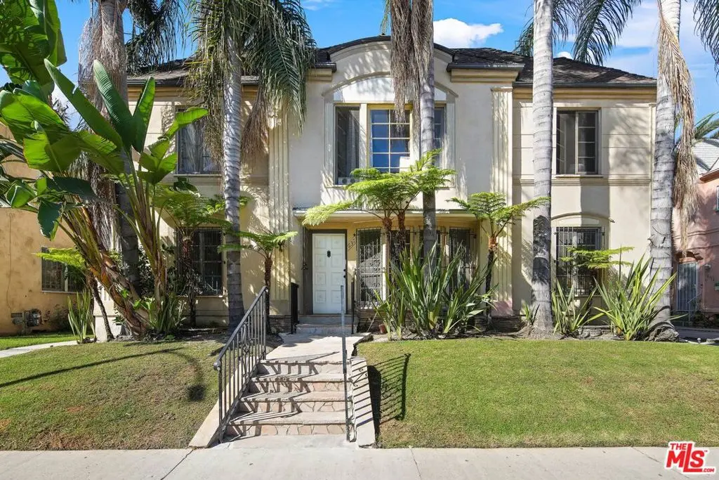 Condominium for rent at 639 S Burnside Avenue, Los Angeles, CA featuring 1 bed and 1 bath
