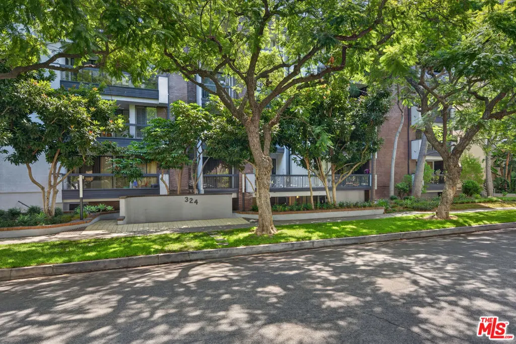 324 N Palm Drive 404, Beverly Hills, CA — listing photo 1
