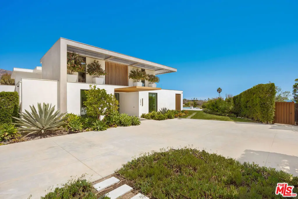 Single Family Residence for rent at 23919 Malibu Road, Malibu, CA featuring 5 beds and 7 baths