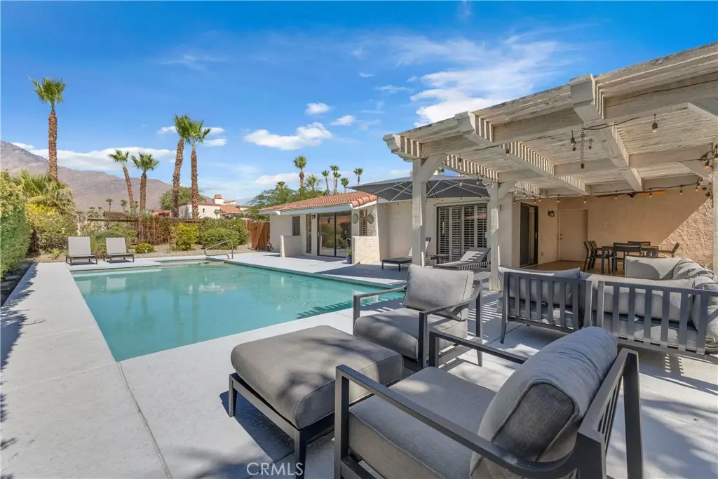 Single Family Residence for rent at 1413 Caleta Way E, Palm Springs, CA featuring 2 beds and 2 baths