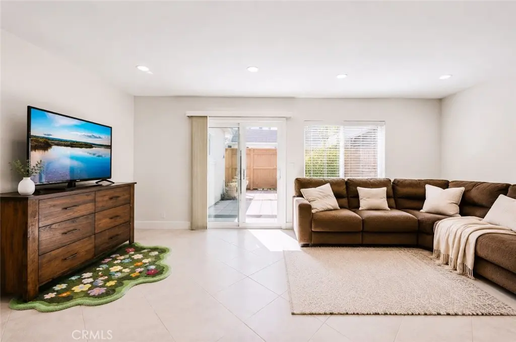 Condominium for rent at 47 Fox 27, Irvine, CA featuring 3 beds and 2 baths
