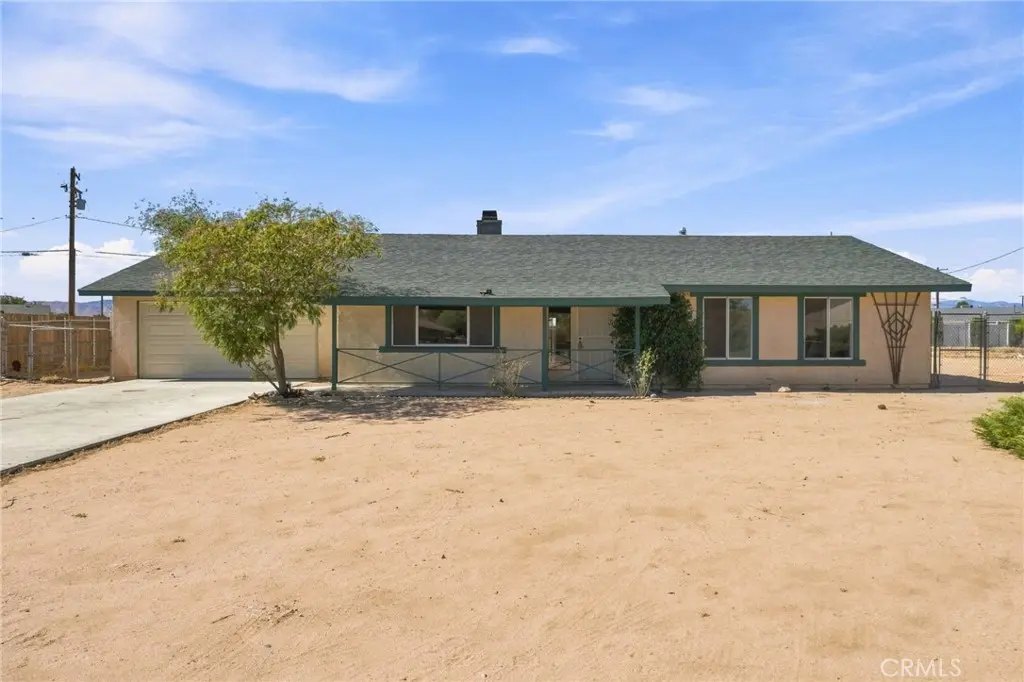 21011 Sioux Road, Apple Valley, CA — listing photo 1