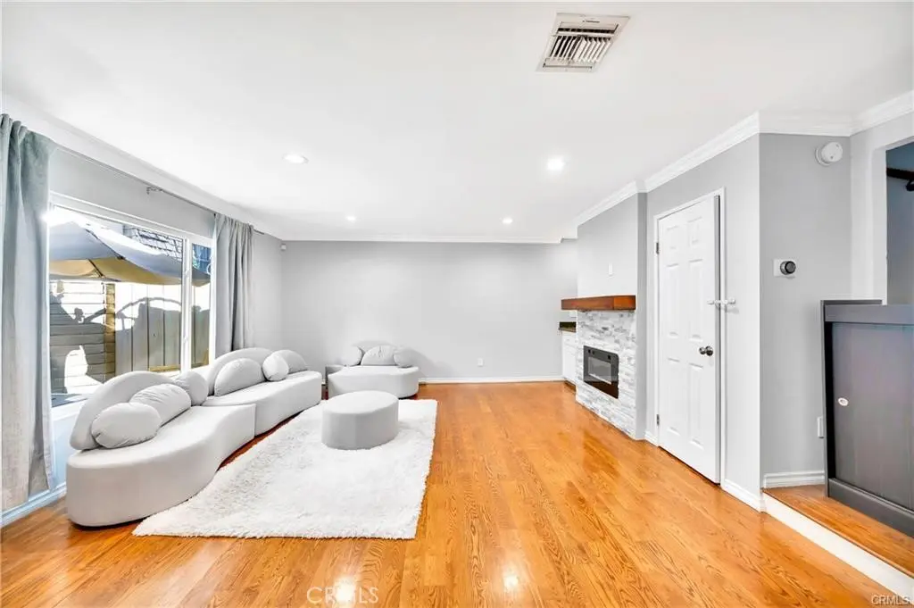 18631 Collins 10, Tarzana, CA — listing photo 1