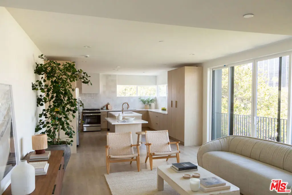 6541 De Longpre Avenue 1/2, Los Angeles, CA — listing photo 1