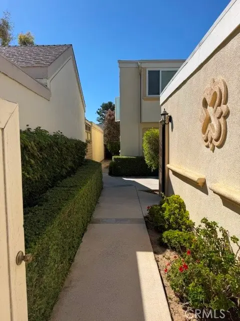 Single Family Residence for rent at 6 Willow Tree Lane, Irvine, CA featuring 3 beds and 3 baths