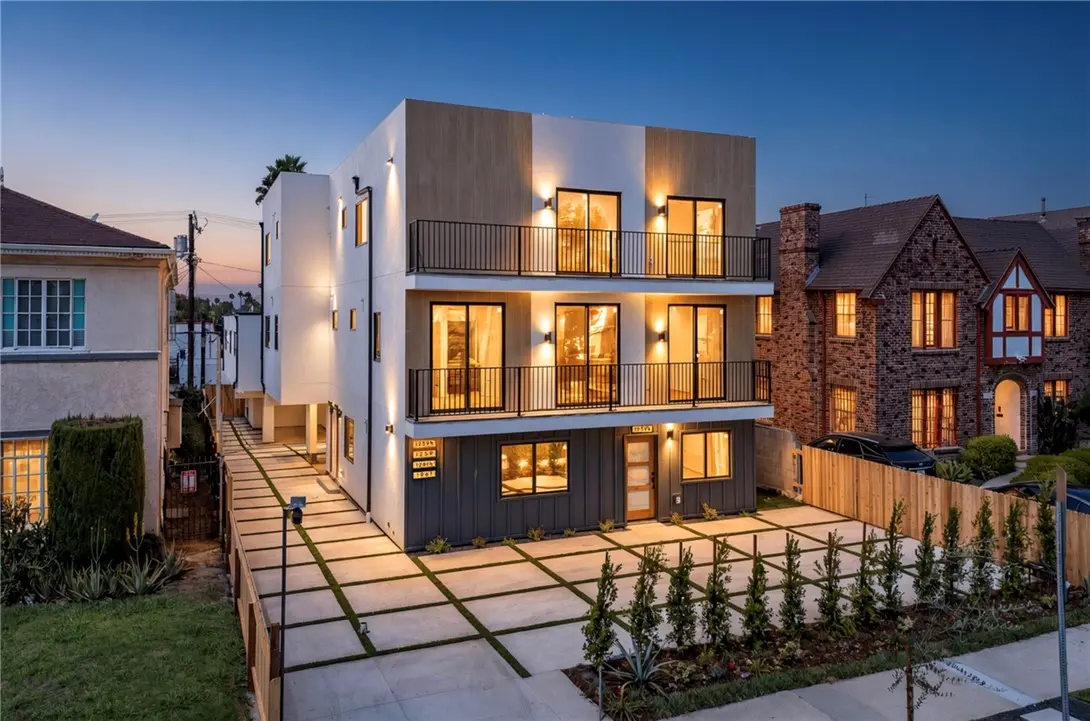 Residential Lease for rent at 1261 S Longwood Avenue 1, Los Angeles, Los Angeles County, CA featuring 4 beds and 4 baths