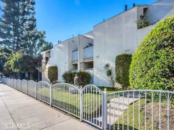 18411 Hatteras 114, Tarzana, CA — listing photo 1
