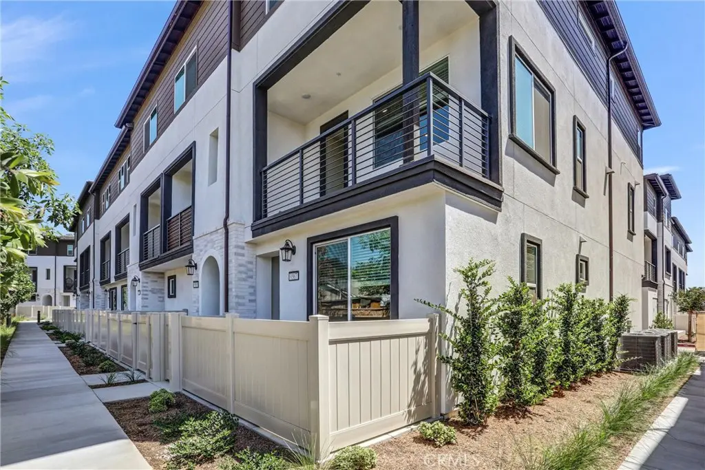 Townhouse for rent at 9567 Hannah, Riverside, CA featuring 4 beds and 4 baths