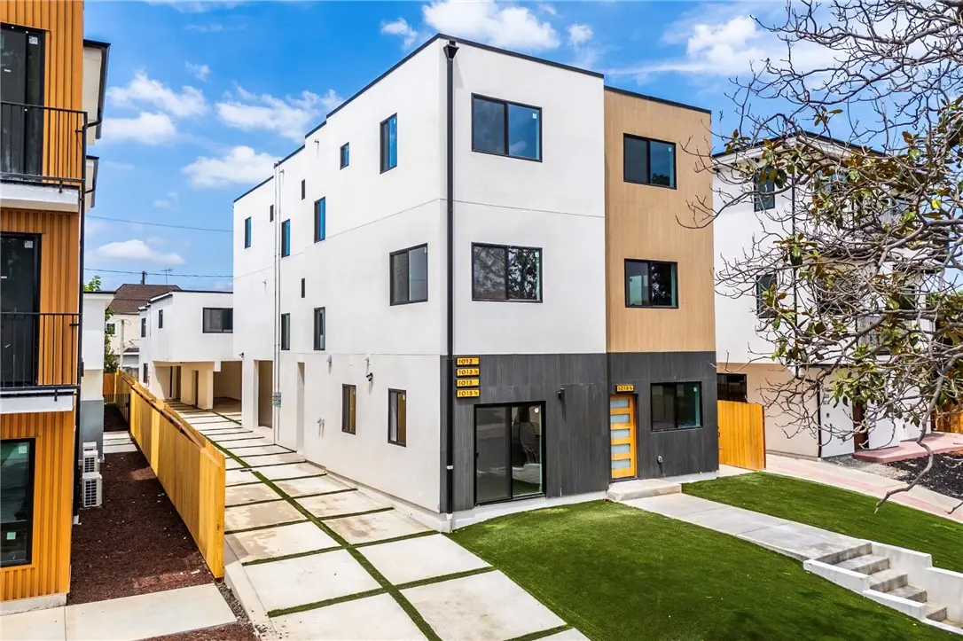 Residential Lease for rent at 1015 S. Citrus Avenue 3, Los Angeles, Los Angeles County, CA featuring 3 beds and 3 baths