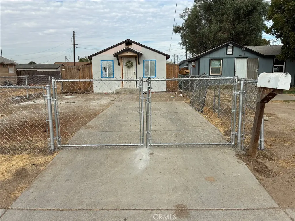 305 WISTERIA, Bakersfield, CA — listing photo 1