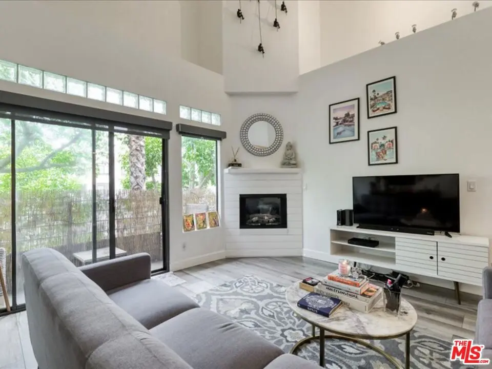 4477 Woodman Avenue 304, Sherman Oaks, CA — listing photo 1