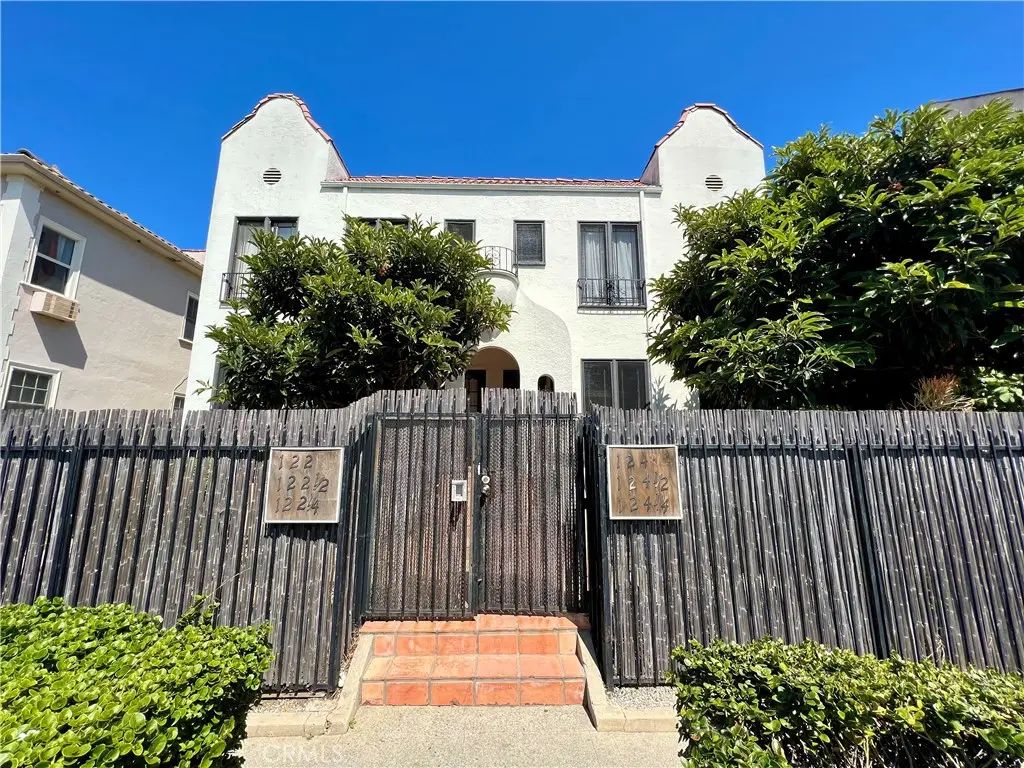 Residential Lease for rent at 124 1/4 S Westmoreland Ave, Los Angeles, Los Angeles County, CA featuring 1 bed and 1 bath