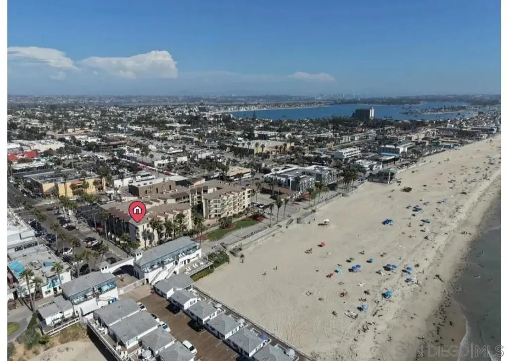 Single Family Residence for rent at 4465 Ocean Front 4, San Diego, CA featuring 1 bed and 1 bath