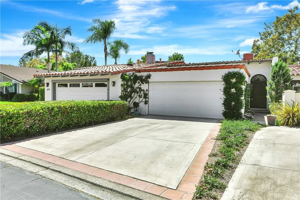 Residential Lease for rent at 427 Vista Flora, Newport Beach, Orange County, CA featuring 3 beds and 3 baths
