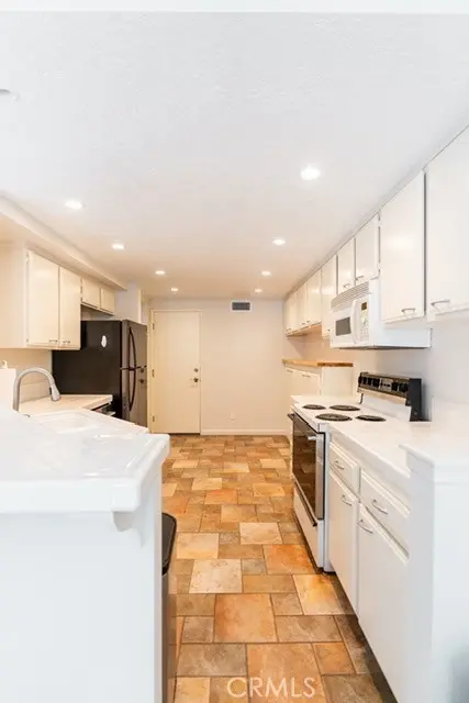 Townhouse for rent at 2154 San Michel Dr W #A, Costa Mesa, CA featuring 2 beds and 3 baths