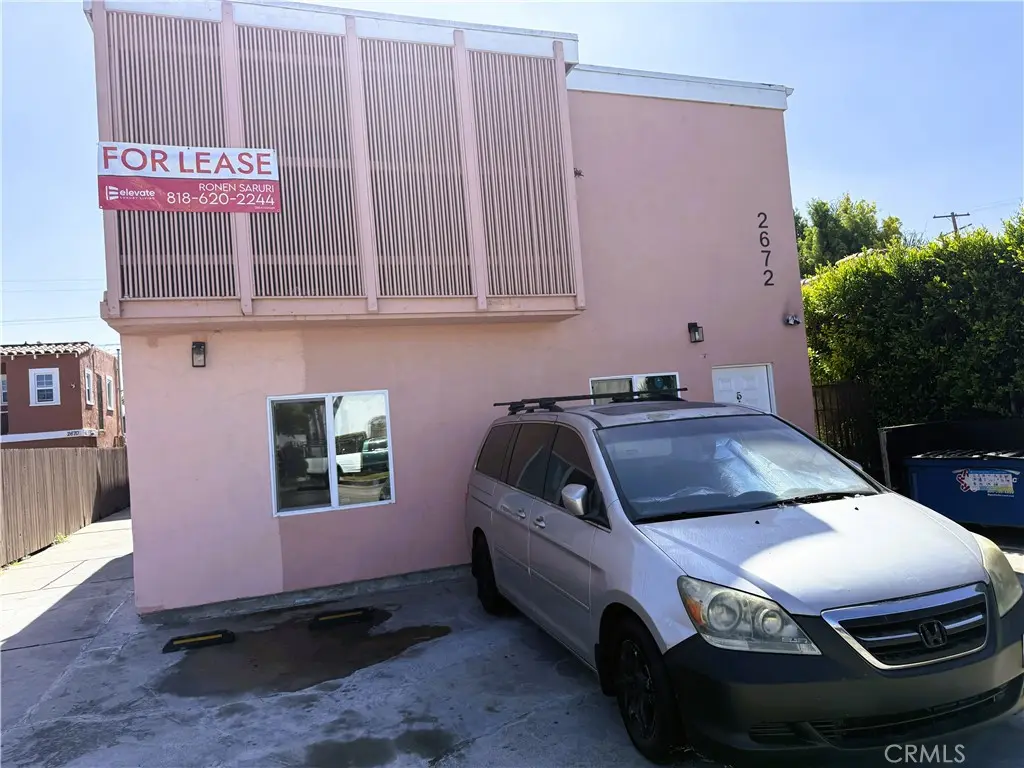 Residential Lease for rent at 2672 S Redondo Boulevard 3, Los Angeles, Los Angeles County, CA featuring 3 beds and 1 bath