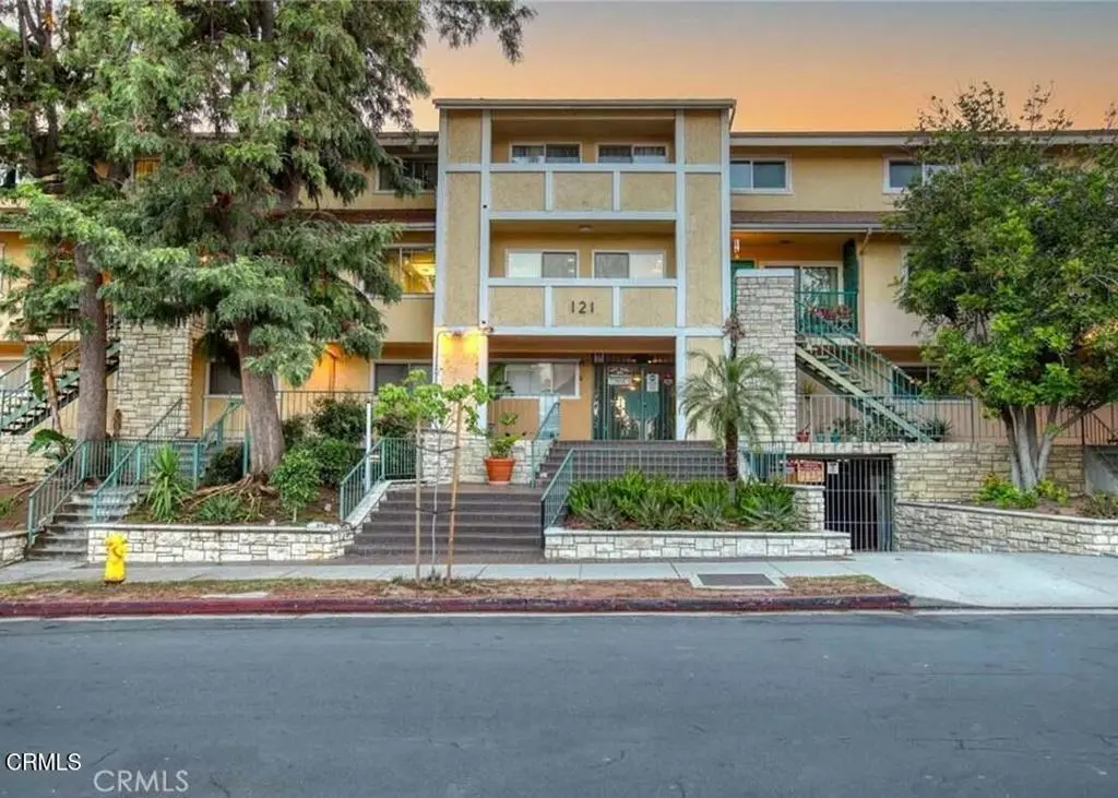 Condominium for rent at 121 Sinclair 232, Glendale, CA featuring 3 beds and 3 baths