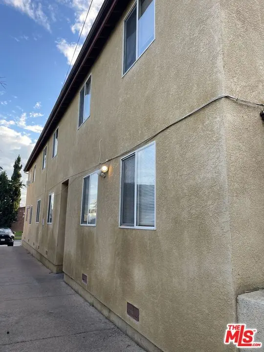 Condominium for rent at 639 E 82nd Street, Los Angeles, CA featuring 5 beds and 3 baths
