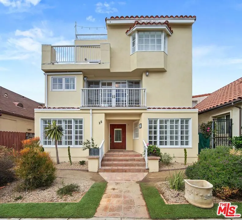 Condominium for rent at 25 Arcadia Terrace PH, Santa Monica, CA featuring 3 beds and 3 baths