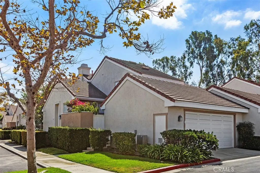 Condominium for rent at 31 Dartmouth, Irvine, CA featuring 3 beds and 3 baths