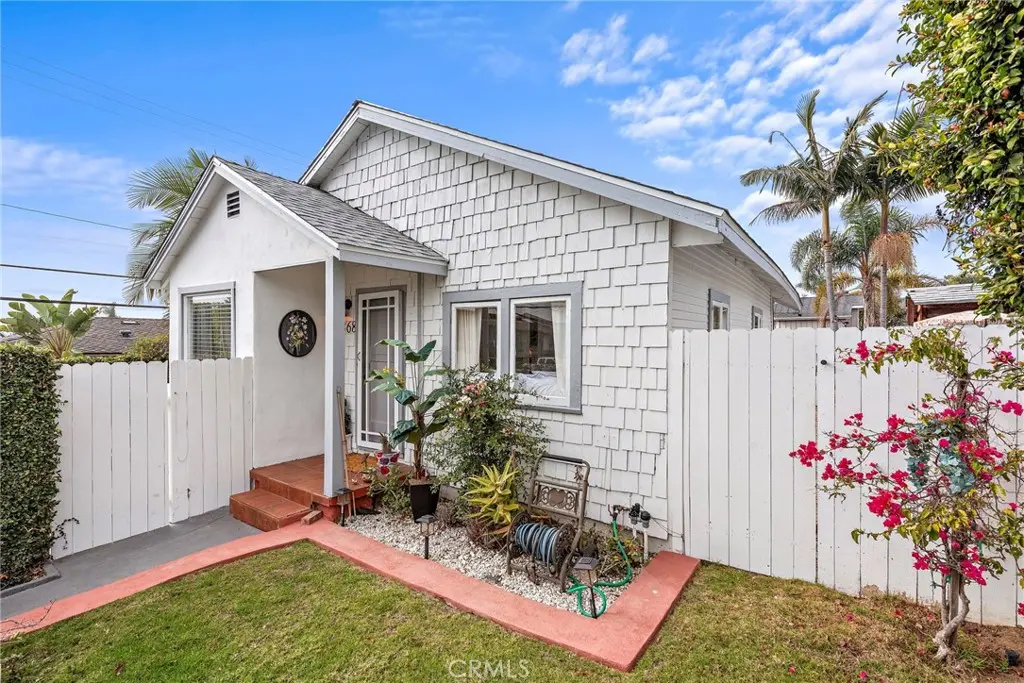 Triplex for rent at 368 Oak Street, Laguna Beach, CA featuring 2 beds and 1 bath