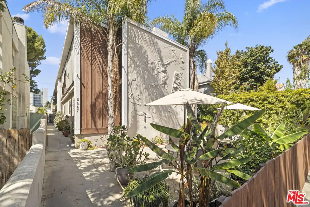 2447 Chelsea Place, Santa Monica, CA — listing photo 1