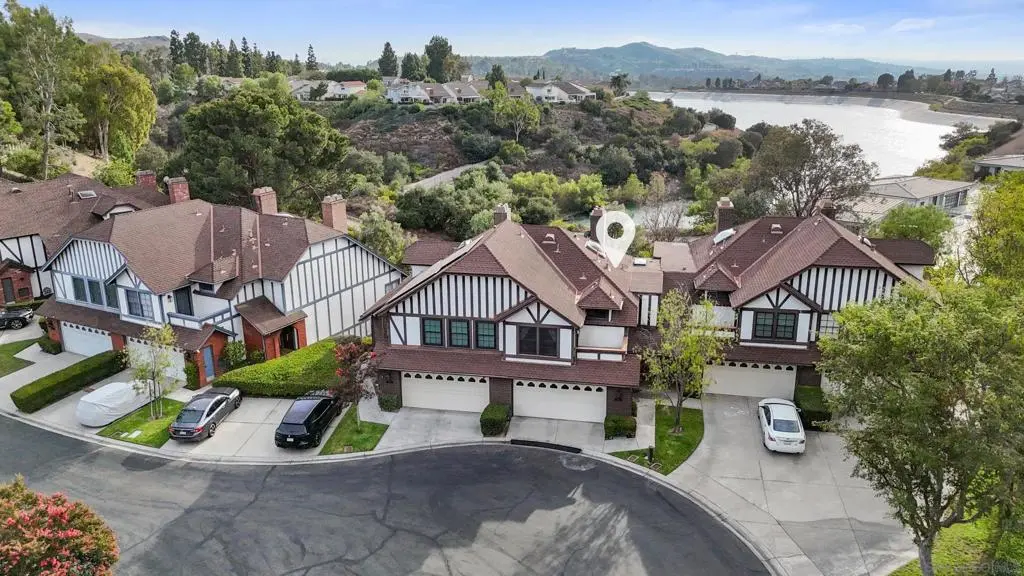 Condominium for sale at 984 S Rim Crest Dr 7, Anaheim, CA featuring 2 beds and 3 baths
