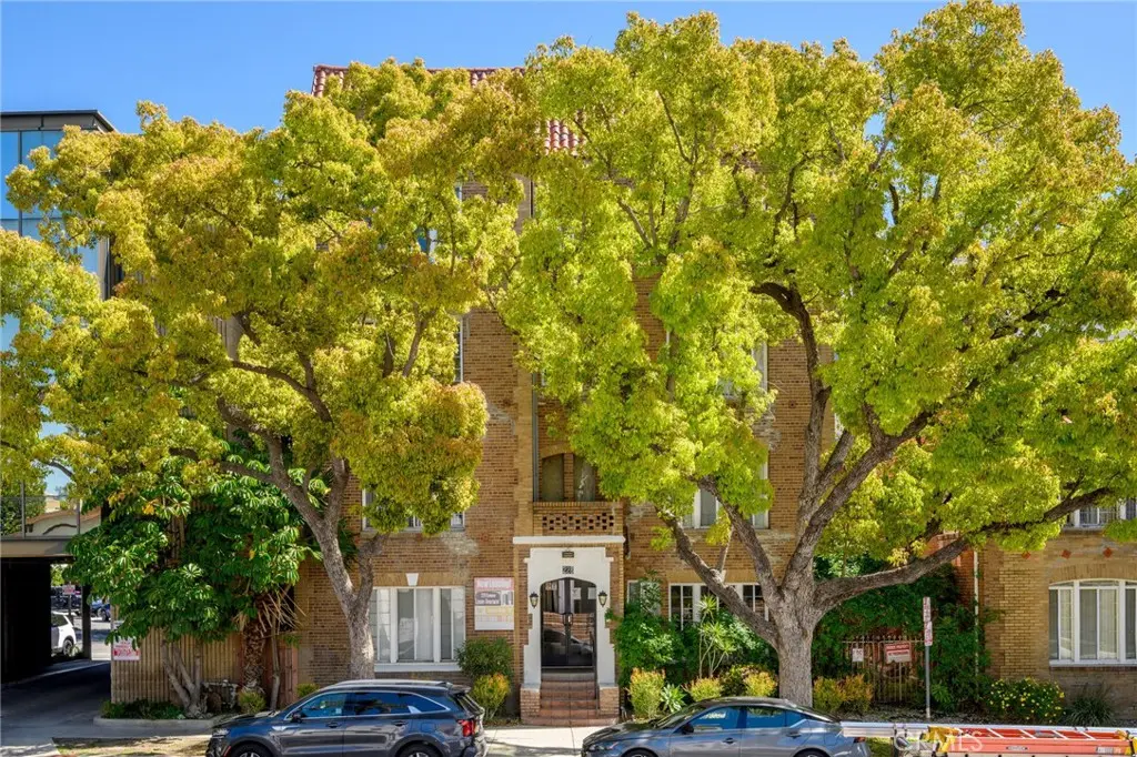 Apartment for rent at 228 S Kenwood Street 402, Glendale, CA and 1 bath