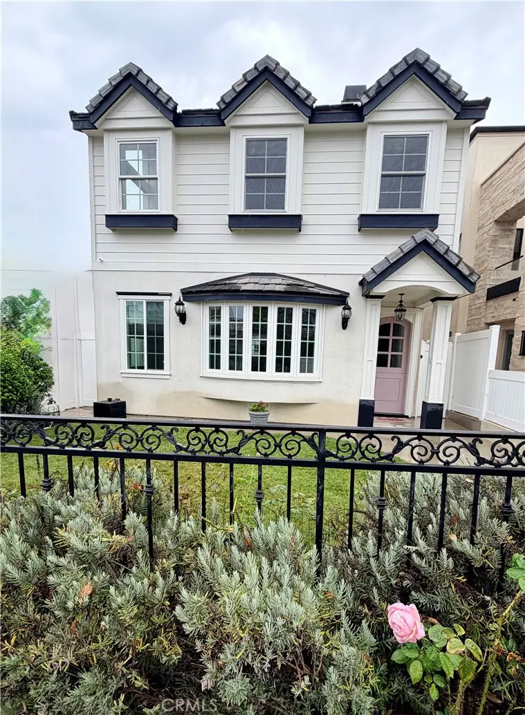 Residential Lease for rent at 613 Poppy Avenue, Newport Beach, Orange County, CA featuring 3 beds and 4 baths