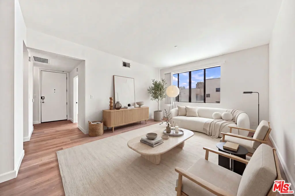 Condominium for sale at 533 S St Andrews Place 404, Los Angeles, CA featuring 1 bed and 1 bath