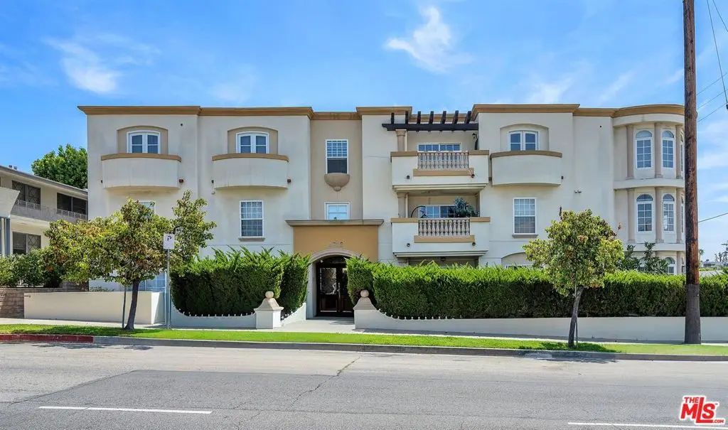 4832 Whitsett Avenue 202, Valley Village, CA — listing photo 1