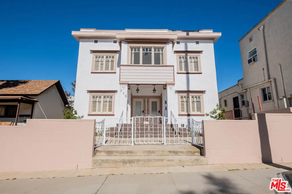 Residential Lease for rent at 216 N Catalina Avenue A, Redondo Beach, Los Angeles County, CA featuring 2 beds and 2 baths