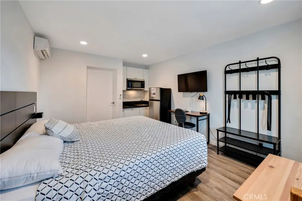 1404 Pacific Coast Hwy, Harbor City, CA — listing photo 1