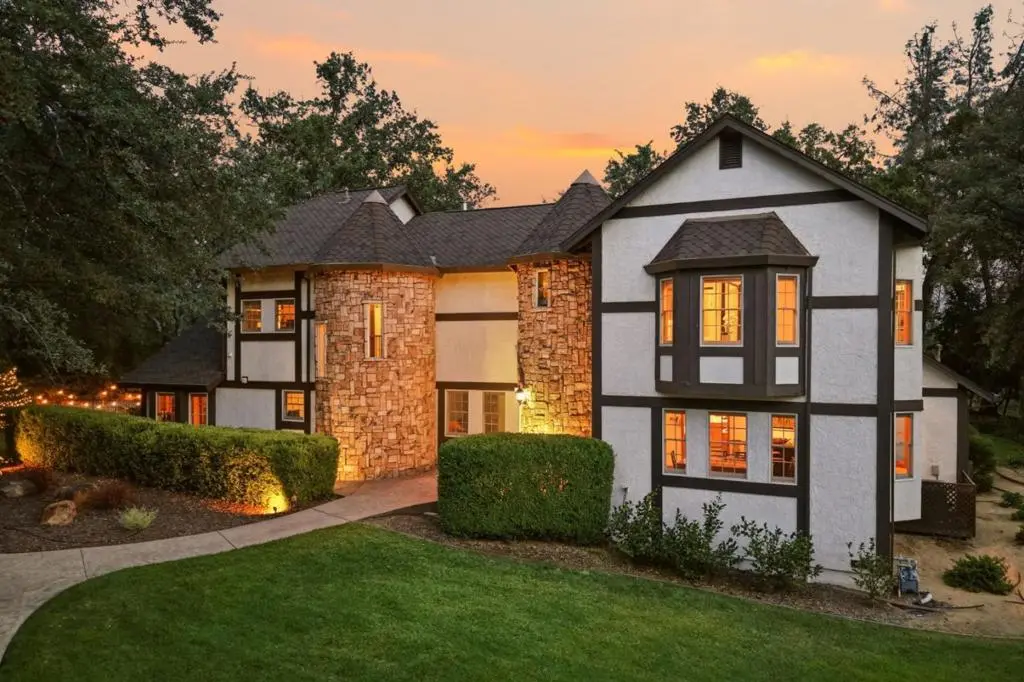 Single Family Residence for sale at 19177 Hollow Lane, Redding, CA featuring 8 beds and 9 baths