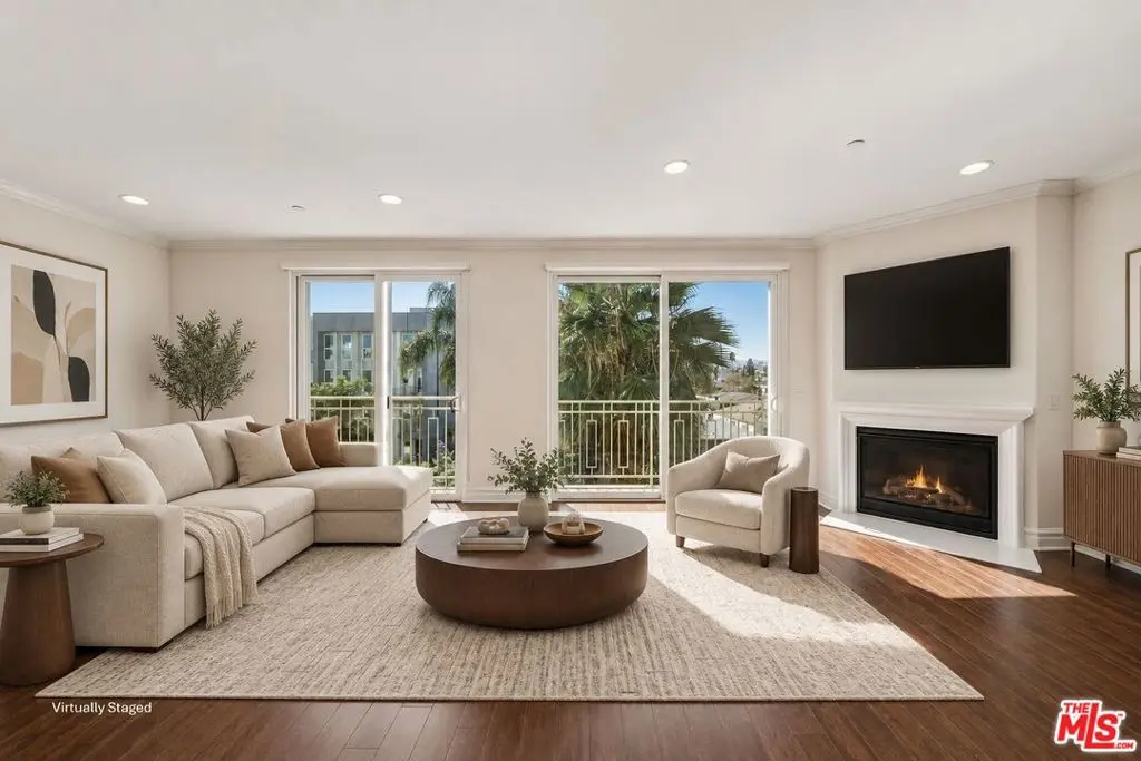 1050 S Holt Avenue 403, Los Angeles, CA — listing photo 1