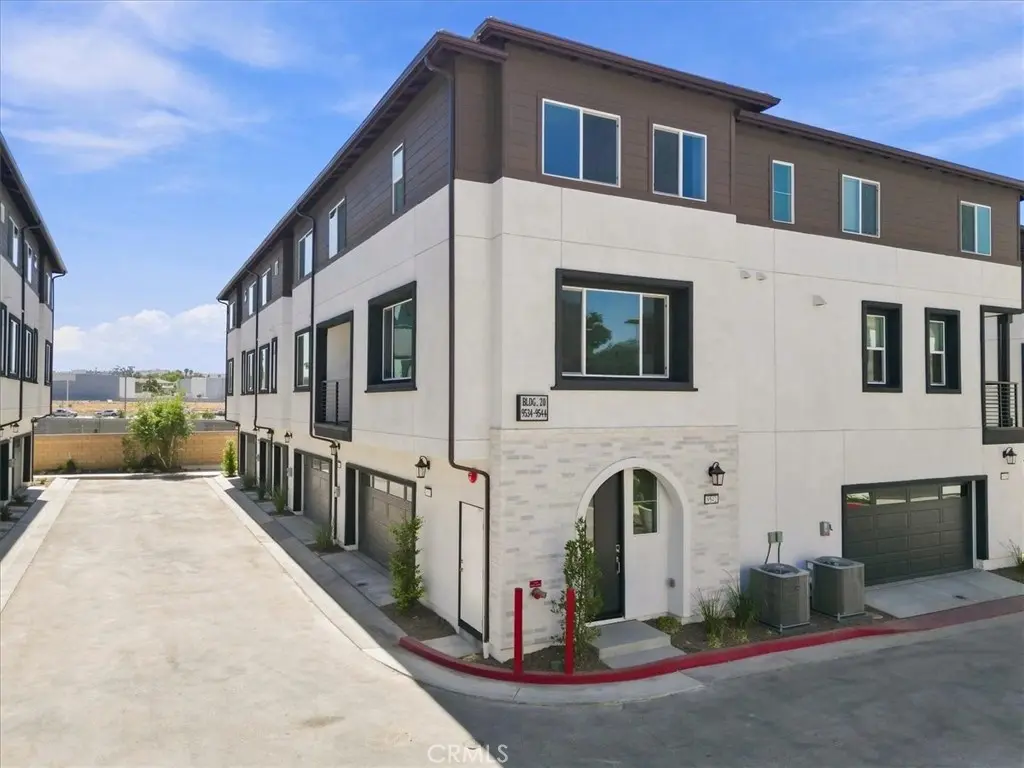 Townhouse for rent at 9538 Hannah Way, Riverside, CA featuring 3 beds and 3 baths