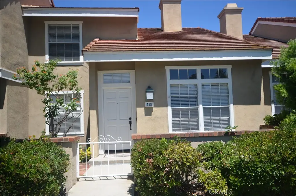 Residential Lease for rent at 118 39 Oxford, Irvine, Orange County, CA featuring 2 beds and 3 baths