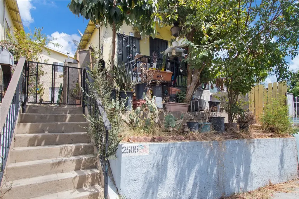 Studio for sale at 2505 Chelsea, Los Angeles, CA