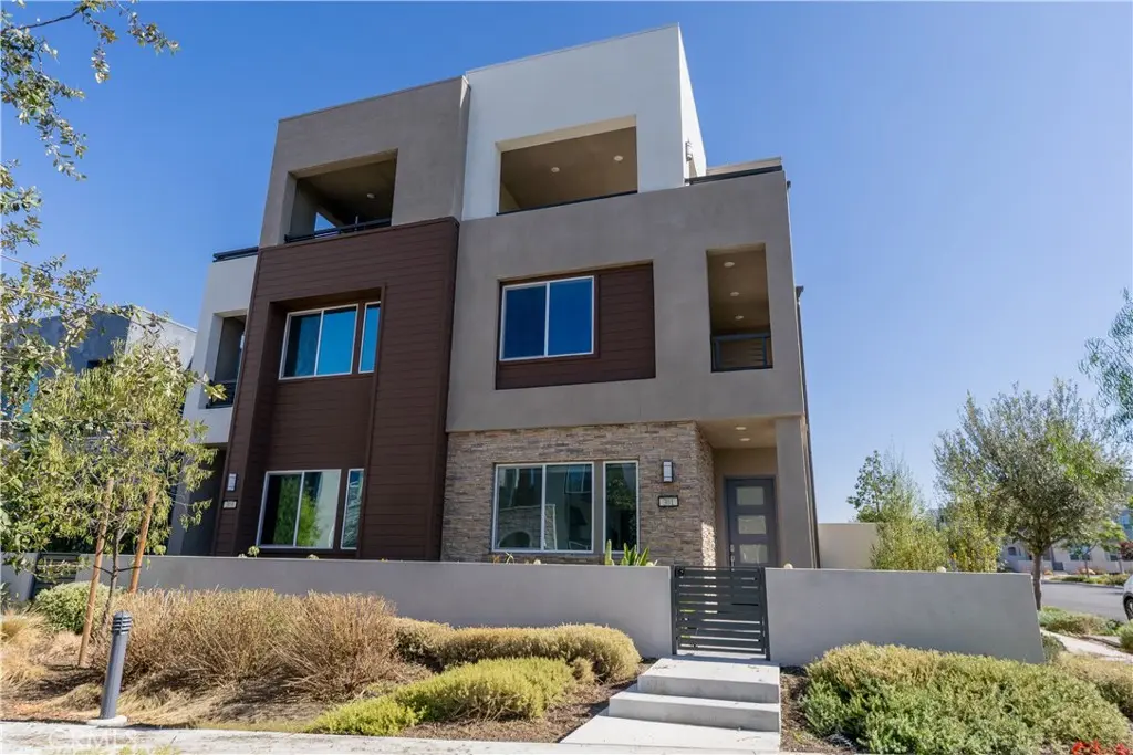 Residential Lease for rent at 301 Baluster, Irvine, Orange County, CA featuring 3 beds and 4 baths
