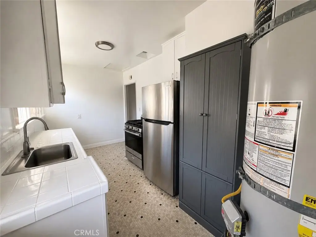 Apartment for rent at 1716 7th Avenue, Los Angeles, CA featuring 1 bed and 1 bath