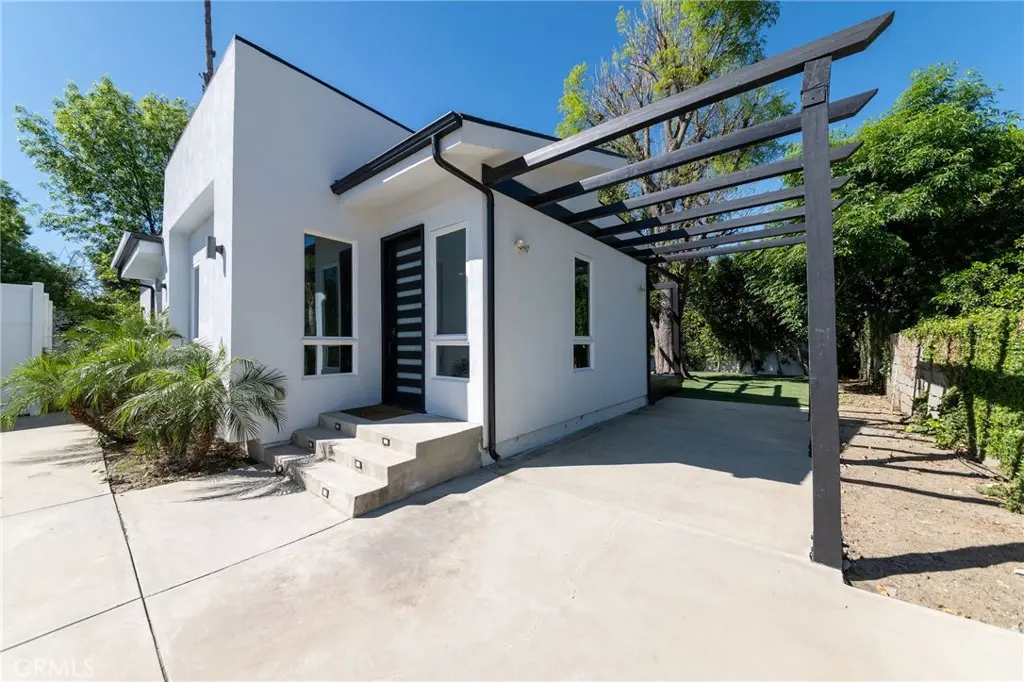 5849 Shirley, Tarzana, CA — listing photo 1