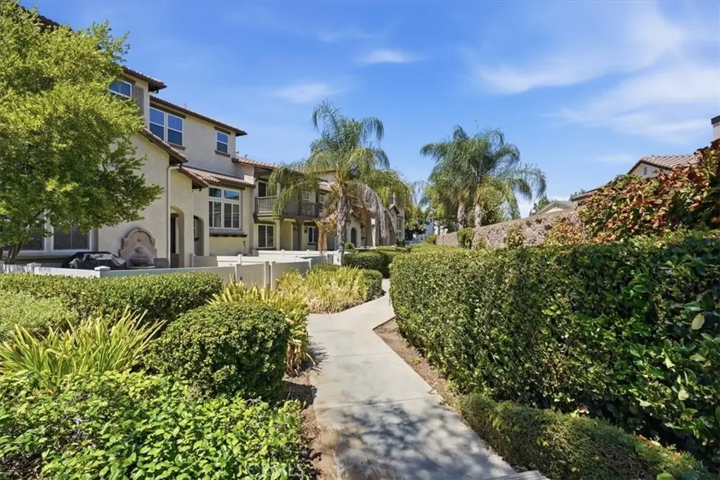 Condominium for sale at 33600 Willow Haven #106 Lane, Murrieta, CA featuring 3 beds and 3 baths