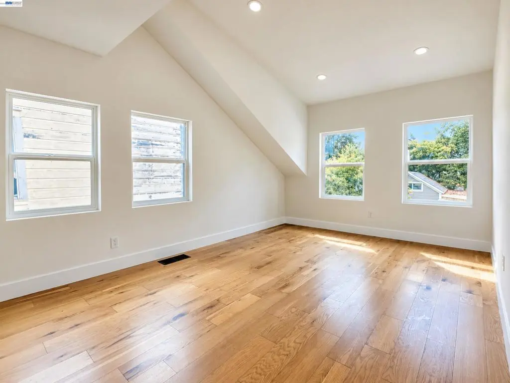 Single Family Residence for rent at 427 Locust St, Santa Cruz, CA featuring 1 bed and 2 baths