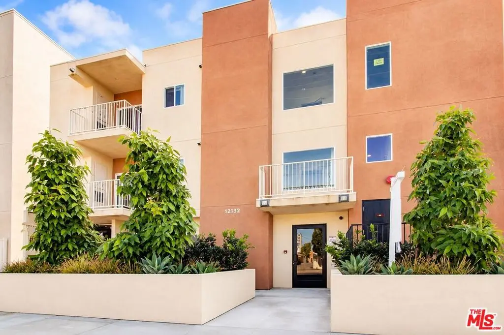 12132 Hart Street 301, North Hollywood, CA — listing photo 1