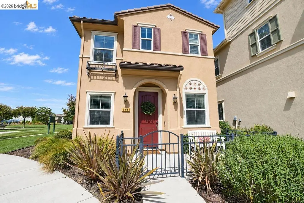 Single Family Residence for sale at 806 Queen Palm Ln, Brentwood, CA featuring 4 beds and 4 baths