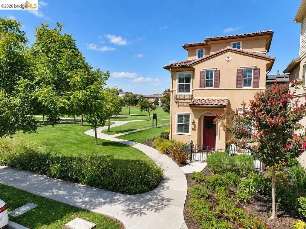 Single Family Residence for sale at 806 Queen Palm Ln, Brentwood, CA featuring 4 beds and 4 baths