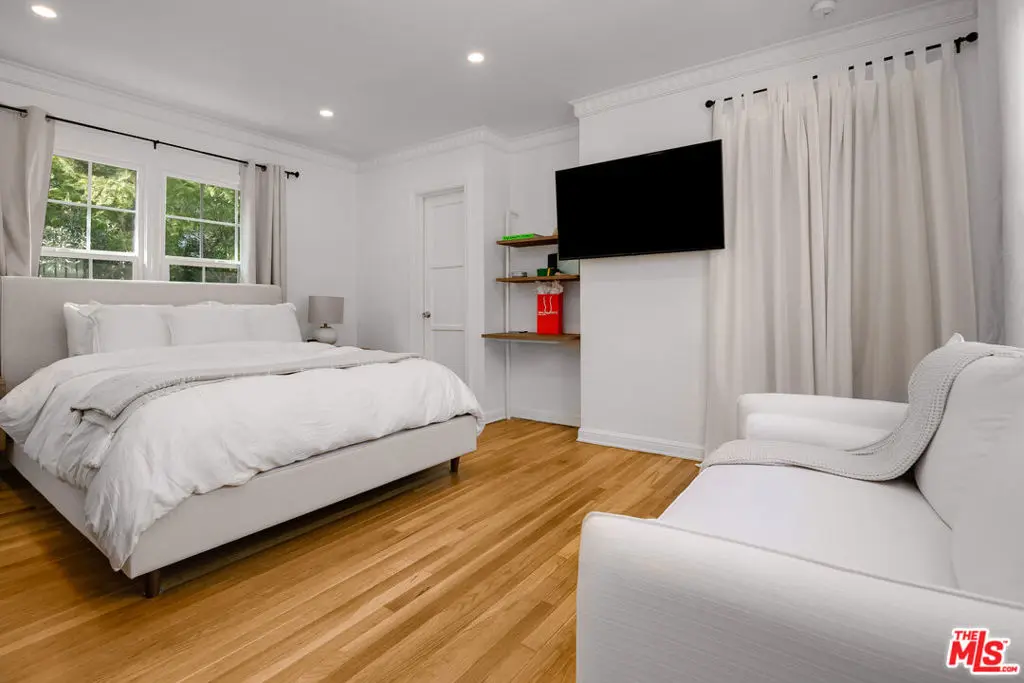 Condominium for rent at 407 Shirley Place 3/4, Beverly Hills, CA and 1 bath