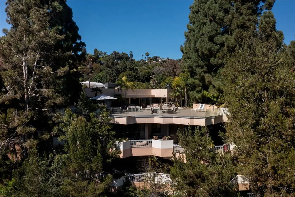 Single Family Residence for rent at 510 Leslie, Beverly Hills, CA featuring 6 beds and 7 baths